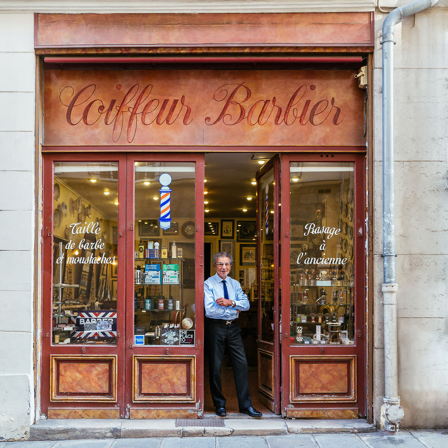 4. Ален, у дверей его парикмахерской, самой известной в Париже.
