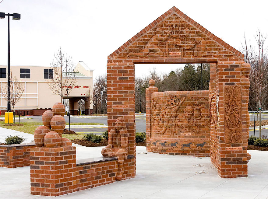 3. «Создание сообщества» - Уинстон-Салем, Северная Каролина. Калифорнийская глина идеальна для изготовления кирпича как для строительства, так и для скульптуры.