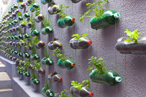 1. Как можно использовать старые пластиковые бутылки, ложки, пробки и прочий пластиковый мусор? Например, сделать вертикальный сад из пластиковых бутылок. 