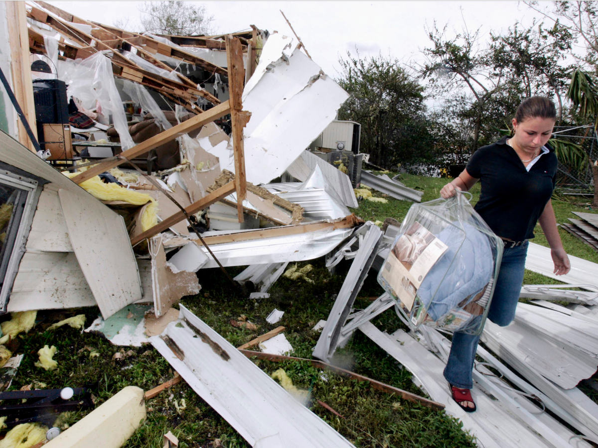 Ураганы землетрясения. Ураган Вильма 2005. Как называется ураган в США. Имена ураганов в США И В Японии. Ураган 3 категории фото.