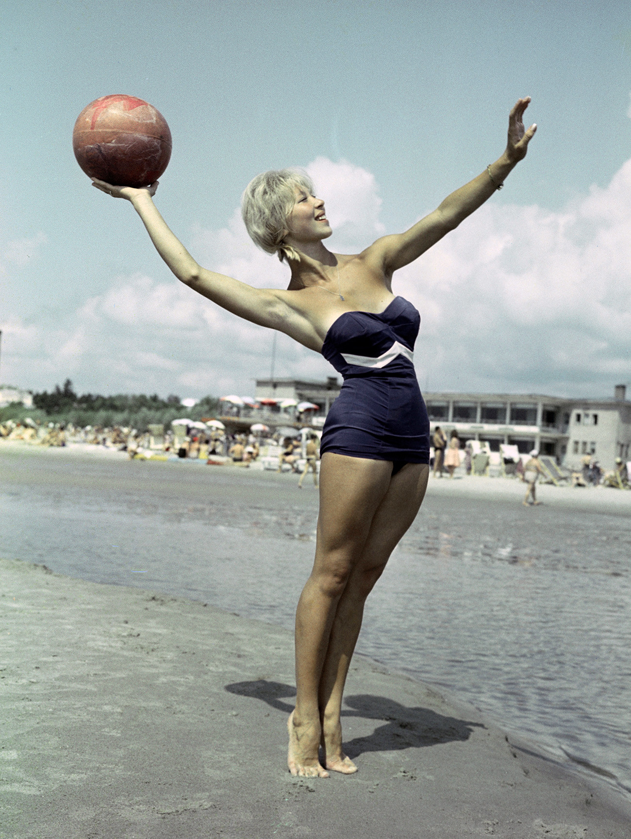 Девушка с мячом на пляже. СССР