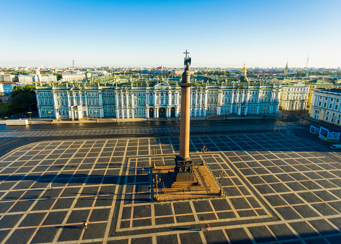 Александровская колонна в Санкт-Петербурге сверху