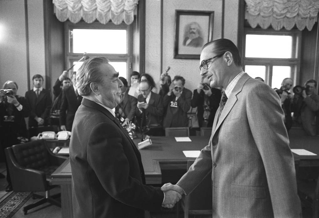 1. Леонид Брежнев и премьер-министр Франции Жак Ширак, 1975.