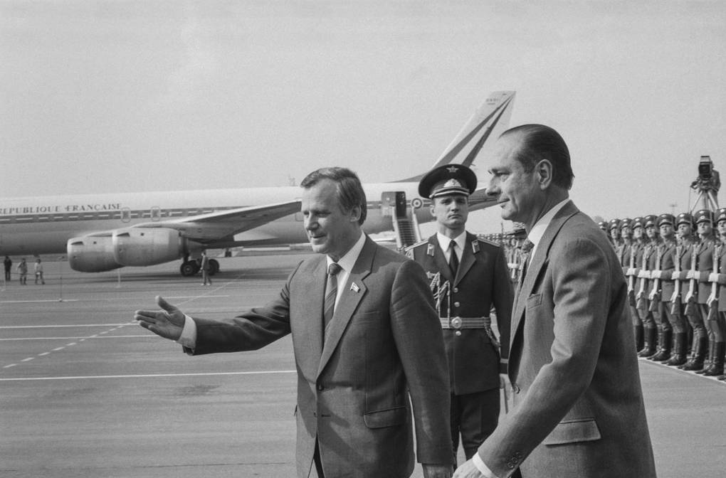 3. Председатель Совета Министров СССР Николай Рыжков и премьер-министр Франции Жак Ширак на встрече в аэропорту 1987 года