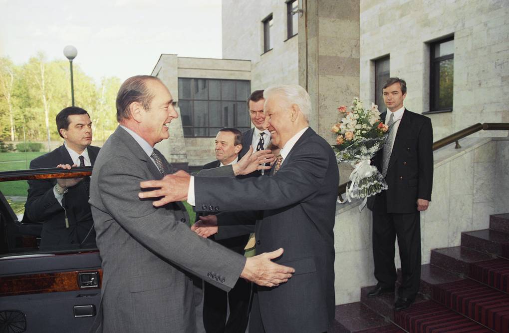 6. Президент Франции Жак Ширак и президент России Борис Ельцин во время встречи в 1997 году.