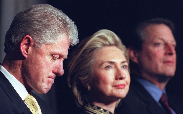 6. Билл и Хиллари Клинтон присутствуют на официальном обеде. В это время Сенат США рассматривал возможность отставки Клинтона из-за его связи с Моникой Левински, 1998 год.
