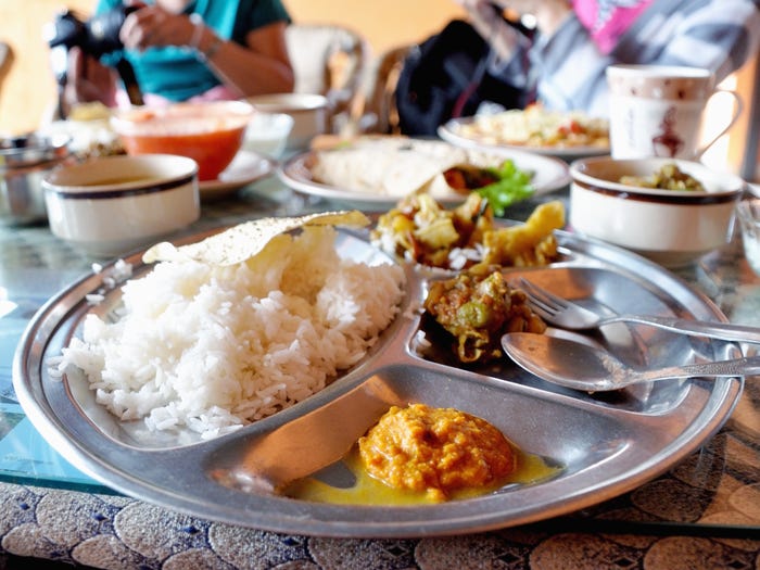 1. Dal bhat tarkari - это вкусная, сытная и хорошо сбалансированная еда в Непале.