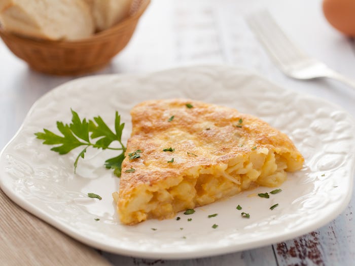 5. Испанская тортилья де пататас, которую иногда называют испанским омлетом, - это восхитительная вегетарианская закуска или еда.