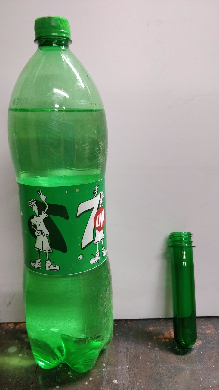 10. ПЭТ (полиэтилентерефталат) в исходной форме бутылки (справа), который будет отливаться в обычную 2-литровую бутылку (слева).