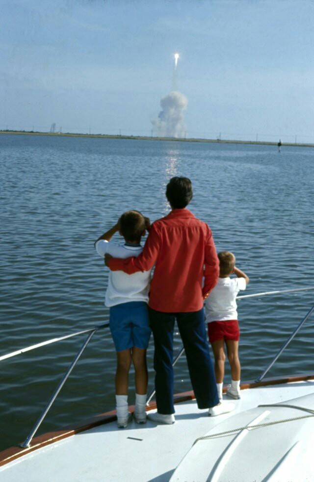 2. Семья Нила Армстронга смотрит, как летит «Аполлон-11».