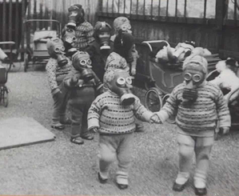 6. Дети в противогазах во время Второй мировой войны в Англии.