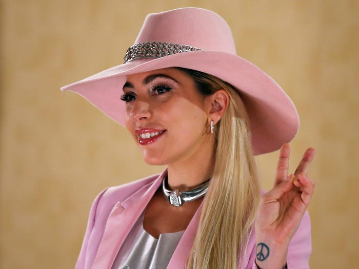 15. Акриловый ноготь Lady Gaga был продан с аукциона за $ 12 000 после того, как член команды в туре «Born This Way Ball» нашел его за кулисами.