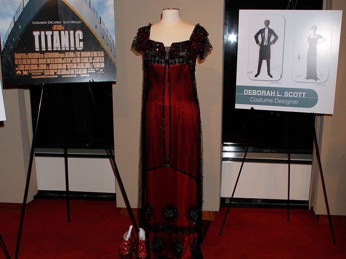 4. Знаменитое платье, которое Кейт Уинслет носила в «Титанике», было продано за колоссальные $ 330 000 в 2012 году.