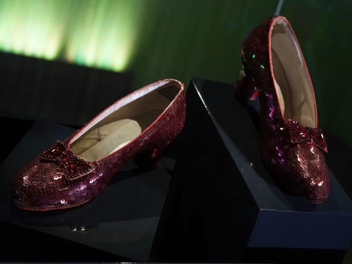 5. Рубиново-красные туфельки Джуди Гарланд из «Волшебника страны Оз», как сообщается, были выставлены на аукционе на сумму 6 миллионов долларов.