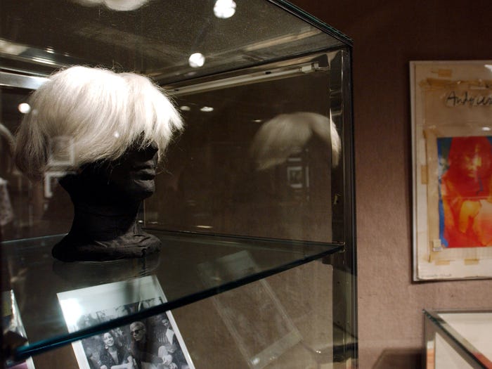 6. В 2006 году серебряный парик Энди Уорхола был продан за 10 800 долларов на первом аукционе в его поместье после его смерти в 1987 году.