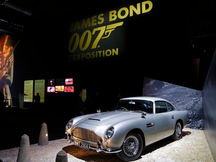 8. Полностью восстановленная версия Aston Martin DB5 Джеймса Бонда, была продана на аукционе RM Sotheby's за внушительные 6,4 миллиона долларов.