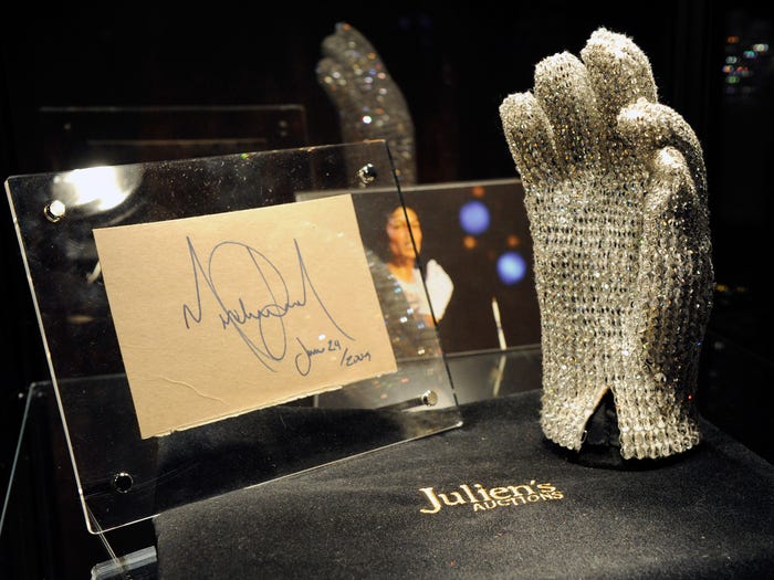 9. В 2009 году знаменитая белая перчатка Майкла Джексона, покрытая сверкающими кристаллами, была продана гонконгскому бизнесмену Хоффману Ма за 350 тысяч долларов.