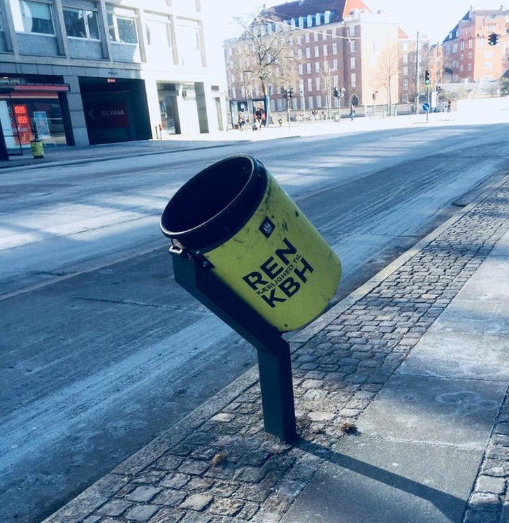 12. Мусорные баки в Копенгагене расположены под углом, поэтому велосипедисты могут выбросить мусор на велосипеде.