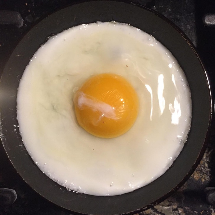 6. Если симметрия этого жареного яйца удивляет вас, мы просто не знаем, что вас может удивить.