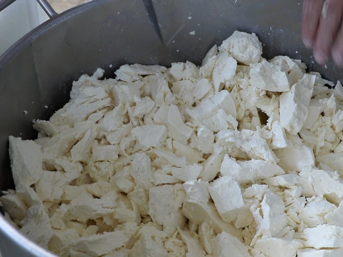 4. 1 килограмм моцареллы требуют около 10 килограммов творога и 10 литров молока.