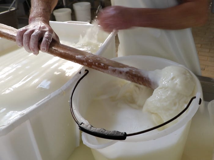 8. Замешивание длится от 10 до 15 минут, или до тех пор, пока творог не соберется, образуя гигантский клейкий кусок сыра.