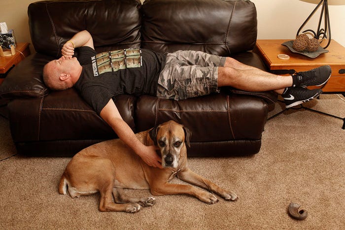 3. Рич Лер лежит рядом со своей собакой, 9-летней Мимозой, в последние минуты перед тем, как Мимозу усыпят.