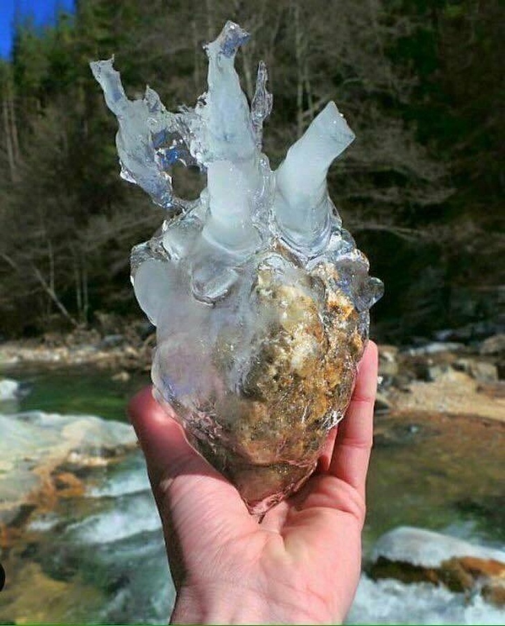 3. Этот замерзший камень выглядит как сердце ледяного голема.