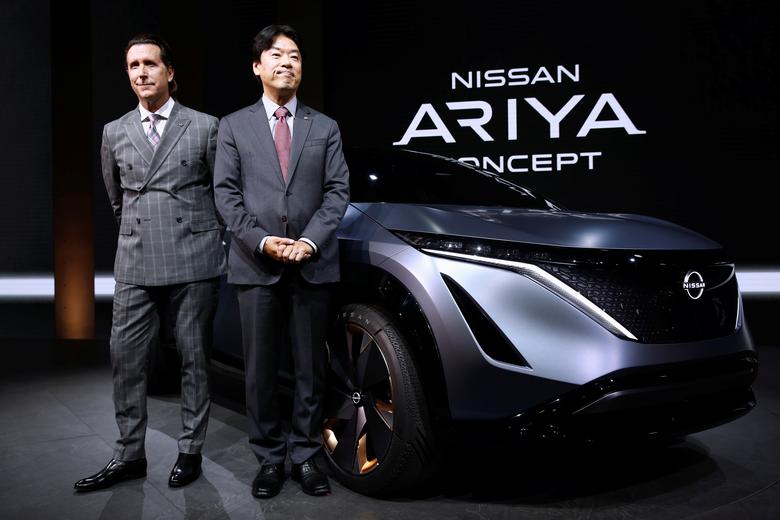 10. Альфонсо Альбайса, старший вице-президент Nissan по глобальному дизайну, и Кунио Накагуро, исполнительный вице-президент Nissan по исследованиям и разработкам, позируют рядом с концепт-каром Nissan Ariya.