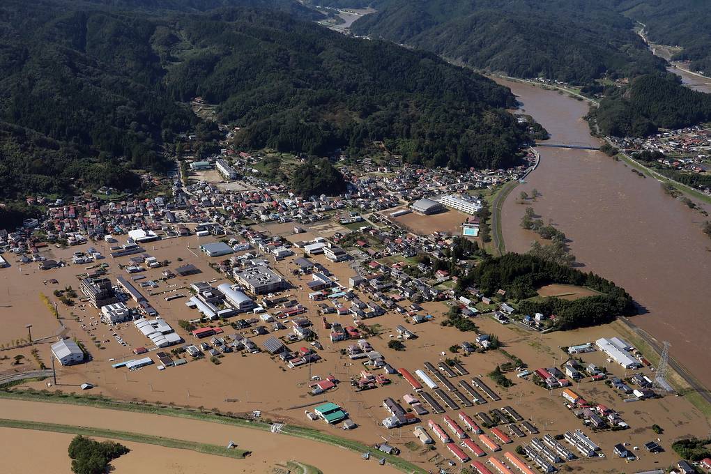 1. По словам представителей метеорологических служб, некоторых местах выпало рекордное количество осадков, в результате чего в Японии было переполнено более 20 рек. Фото: наводнения в Марумори, префектура Мияги.