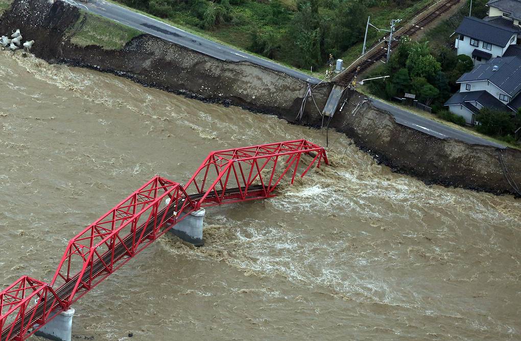 6. Разрушенный мост через реку Чикума в Уэде.