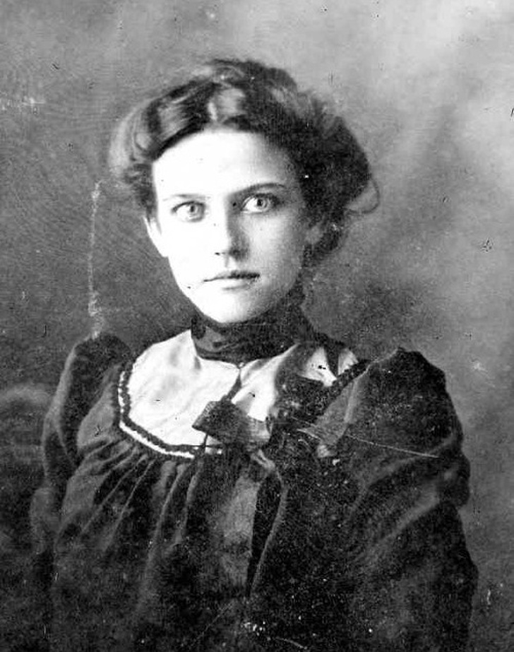 4. Женщина викторианской эпохи, впервые фотографирующаяся в 1890-х годах.
