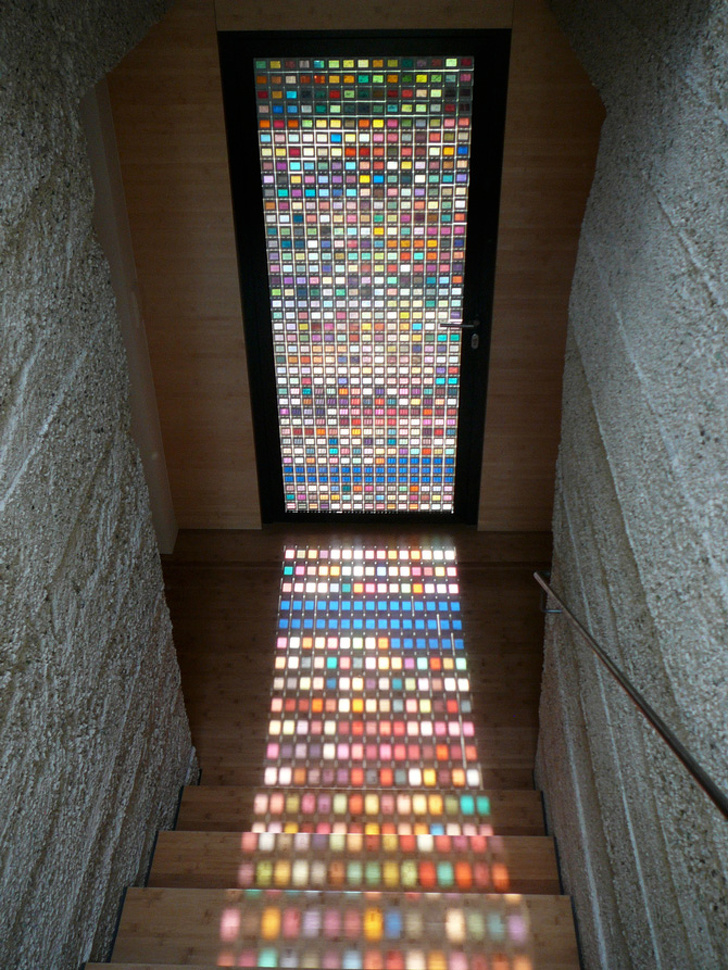 9. Калейдоскопическая дверь, которая освещается цветами благодаря внешним световым лучам.