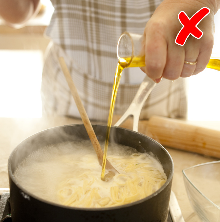 Масло для готовки еды. Макароны в кипящее масло. Масло в кастрюле. Добавить масло в макароны.