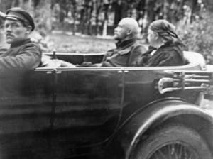 Ленин и его жена Надежда Крупская катаются в подмосковном имении Горки. Ленин и его жена Надежда Крупская катаются в подмосковном имении Горки.
