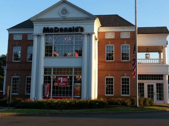 13. В Индепенденсе, штат Огайо, находится McDonald's, который известен как один из самых модных ресторанов быстрого питания в стране.
