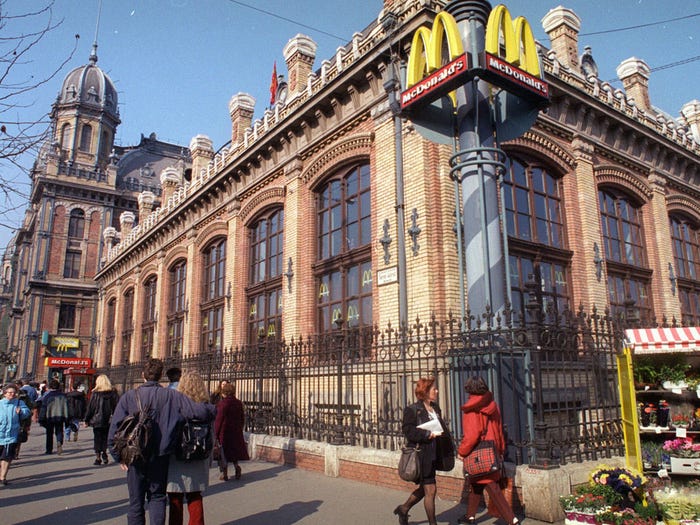 15. Внутри красивого Западного железнодорожного вокзала Будапешта также есть McDonald's.