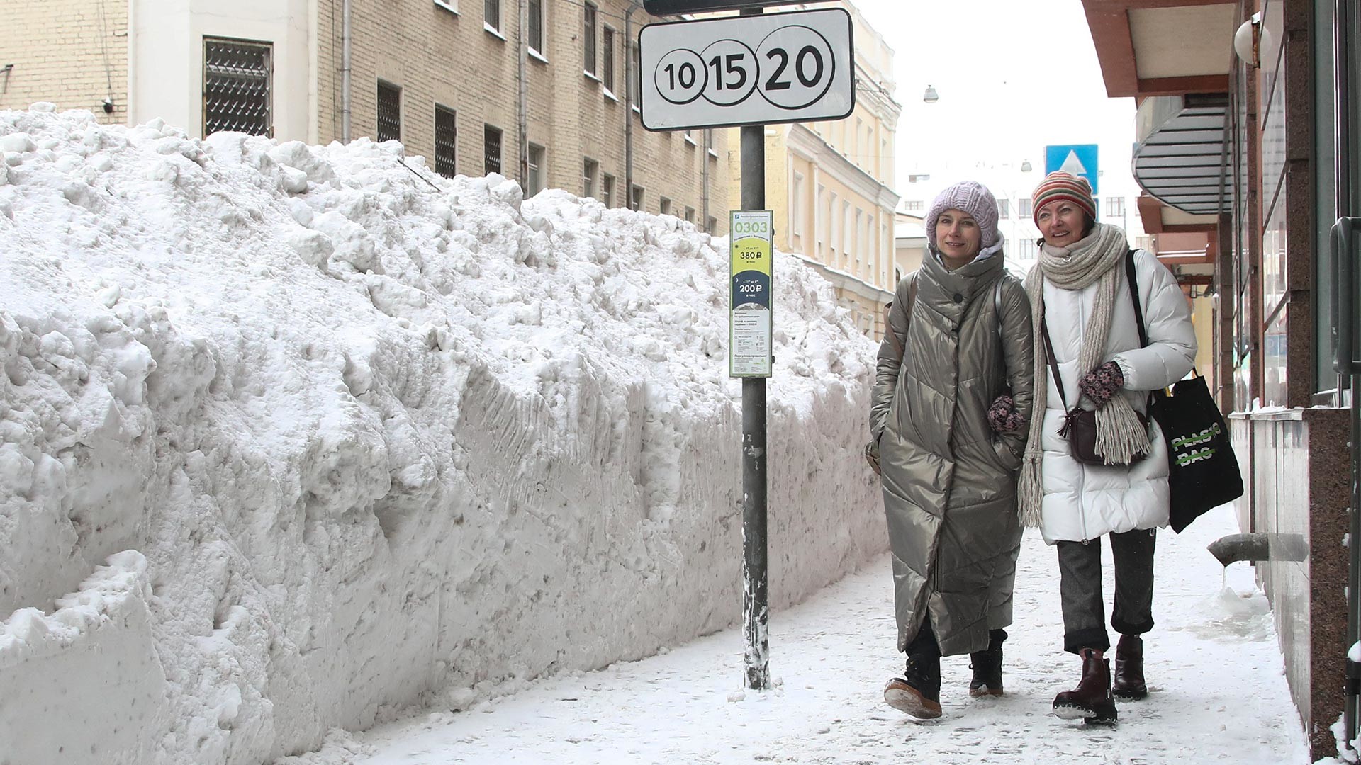 Погода в москве 18 апреля 2024. Москву завалило снегом 2022. Сугробы в Москве. Снегопад в Москве. Много снега в Москве.