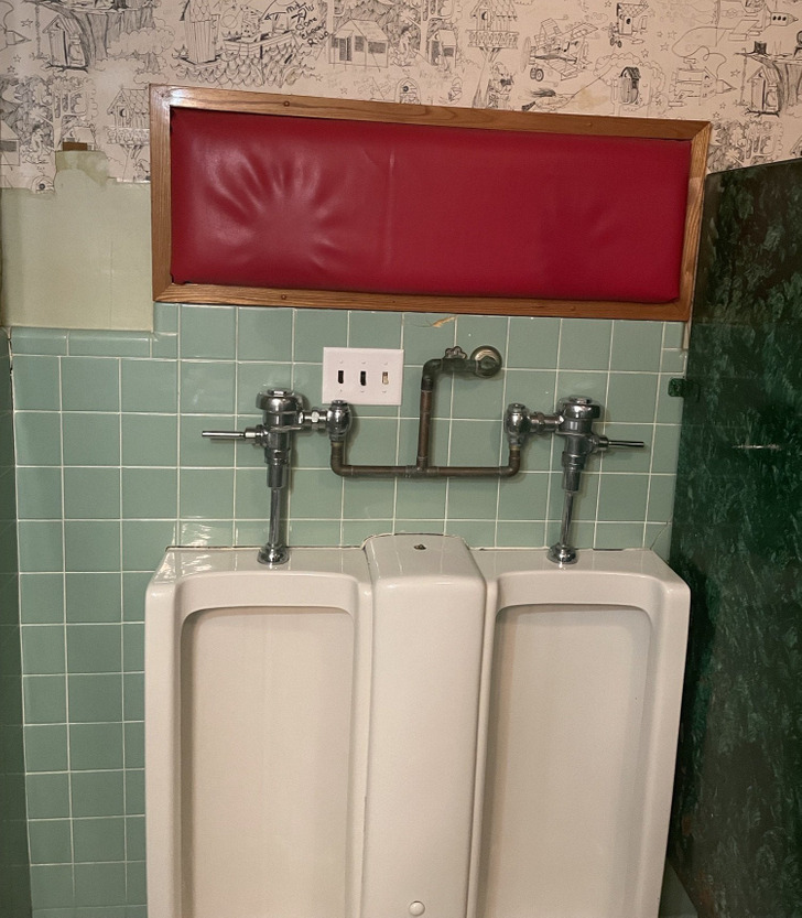 5. В городском баре, у писсуаров в мужском туалете есть подголовники.
