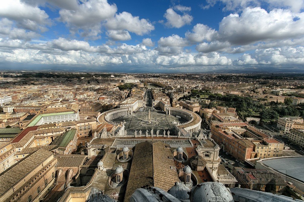 Какая столица ватикана. Ватикан вид с Тибра. Ватиканский холм в Риме. Музеи Ватикана вид сверху.