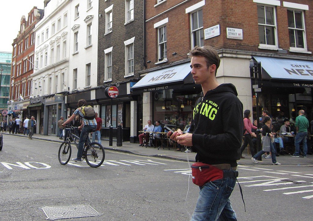 Uk 100. Квартал Сохо в Лондоне. Сохо (Лондон). Район Лондона Brockley. Англия люди на улицах.