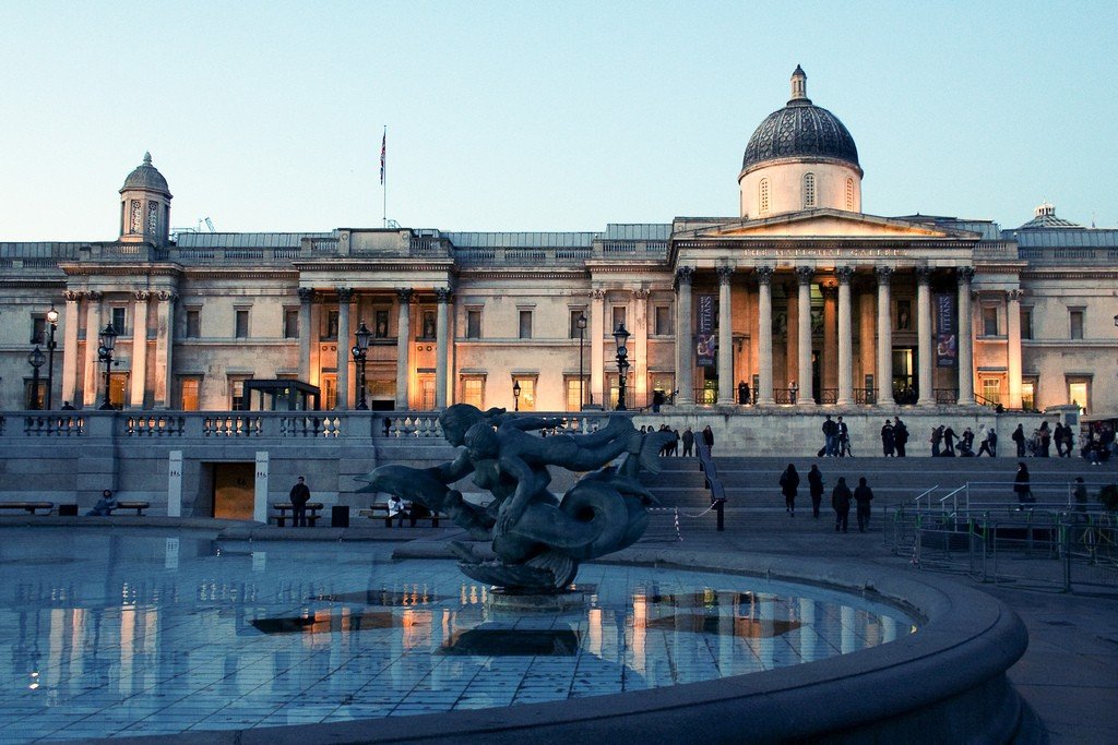 London national. Лондонская Национальная галерея (the National Gallery). Трафальгарская площадь Национальная галерея. Достопримечательности Лондона Лондонская Национальная галерея. Лондонская картинная галерея на Трафальгарской площади.