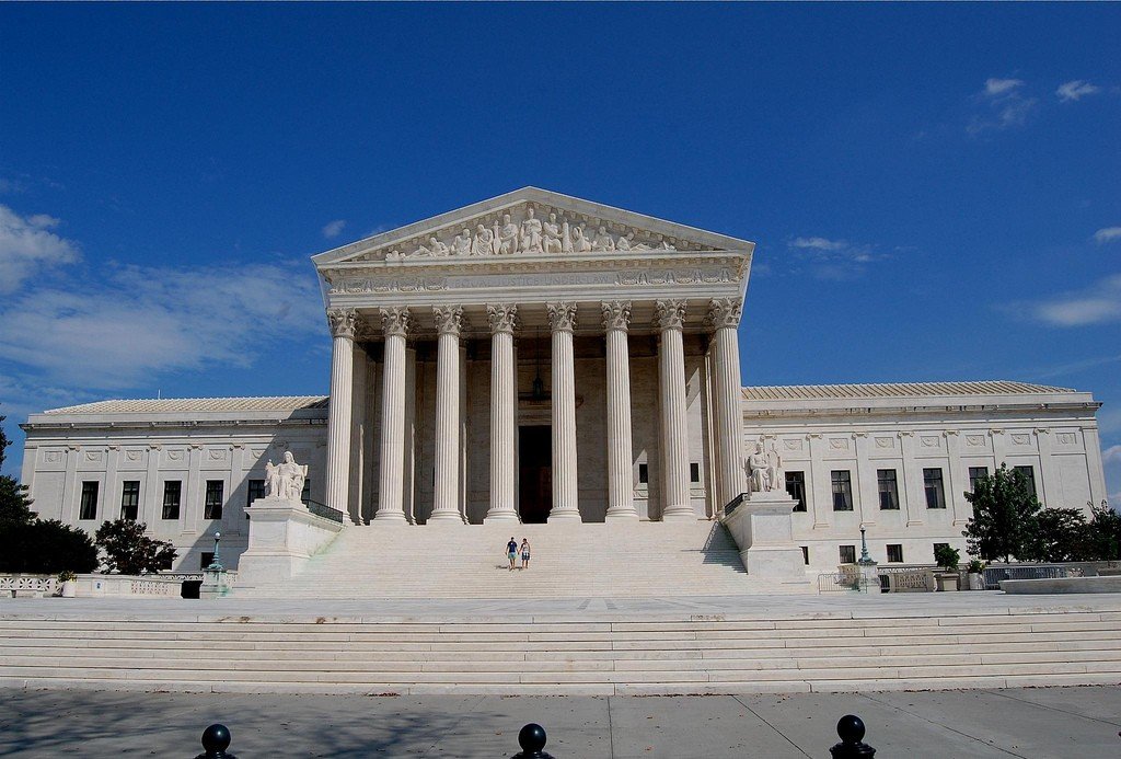 Г верховный. Supreme Court building Washington. Верховный суд США здание фриз. Здание Верховного суда США Мойша. Экономист здание Верховного суда США.