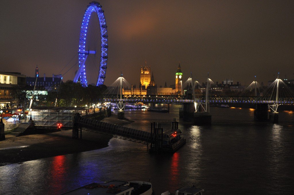 Uk 100. Происшествия London Eye. Аттракционы в Великобритании. London Eye Долгопрудный цены.