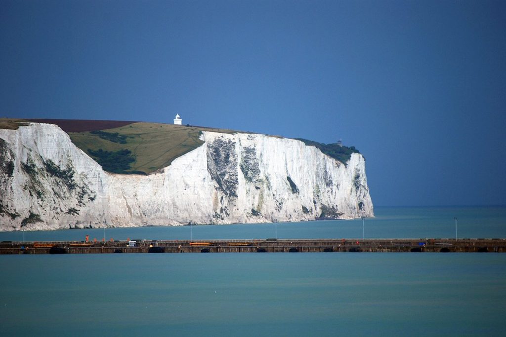 Белая скала дувра. Дувр White Cliffs. Па де Кале Дуврский пролив. Дуврские скалы ла Манш. Белые скалы Дувра в Англии.