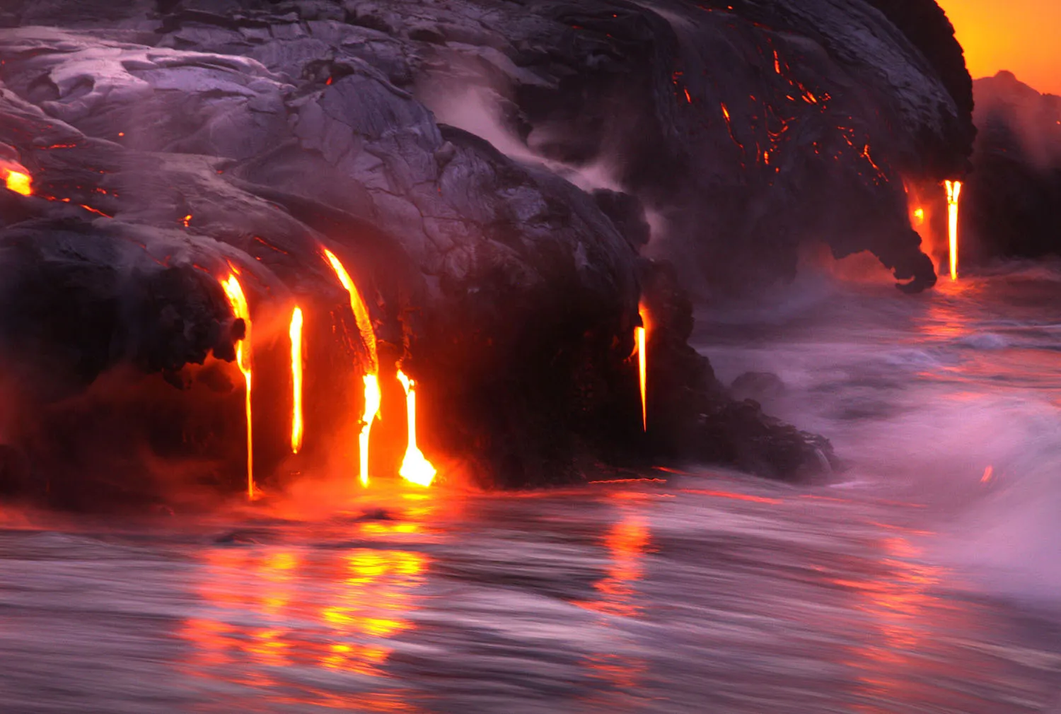 Volcanic water. Извержение вулкана лава море. Огненное море. Огонь лава. Огненный вулкан.