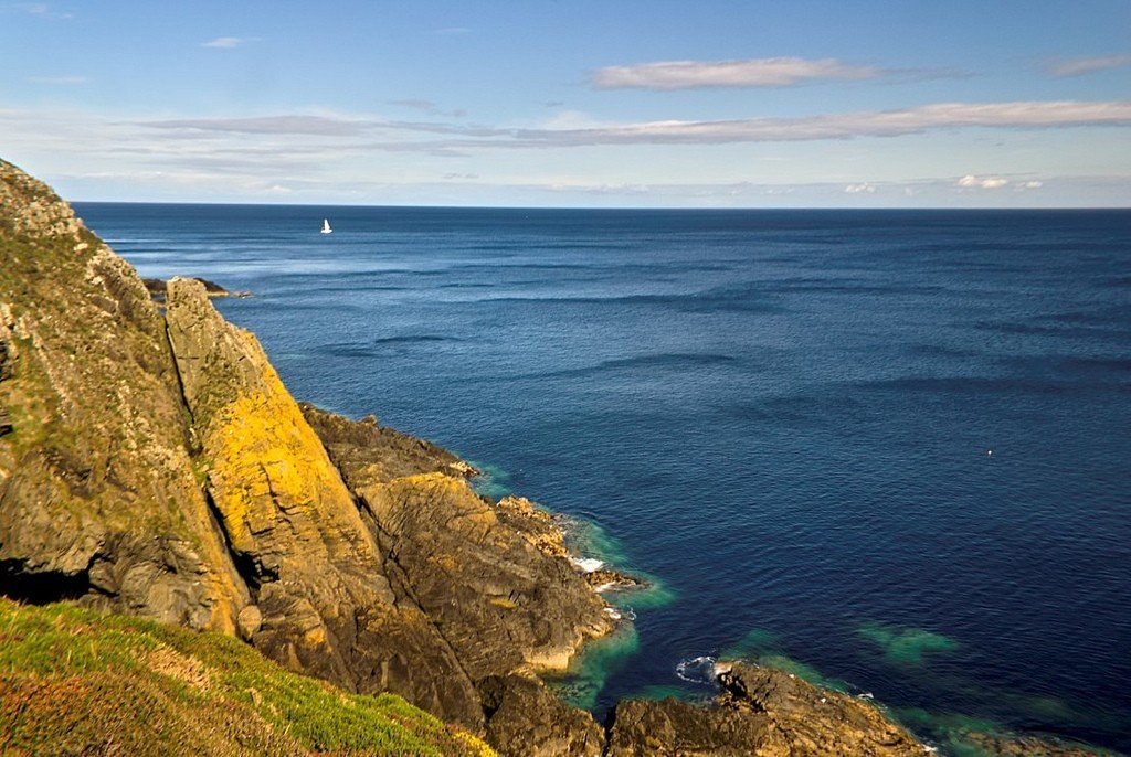 The isle in the irish sea. Донегальская бухта Ирландия. Атлантический океан ирландское море. Северная Ирландия моря. Ирландское море Великобритания.