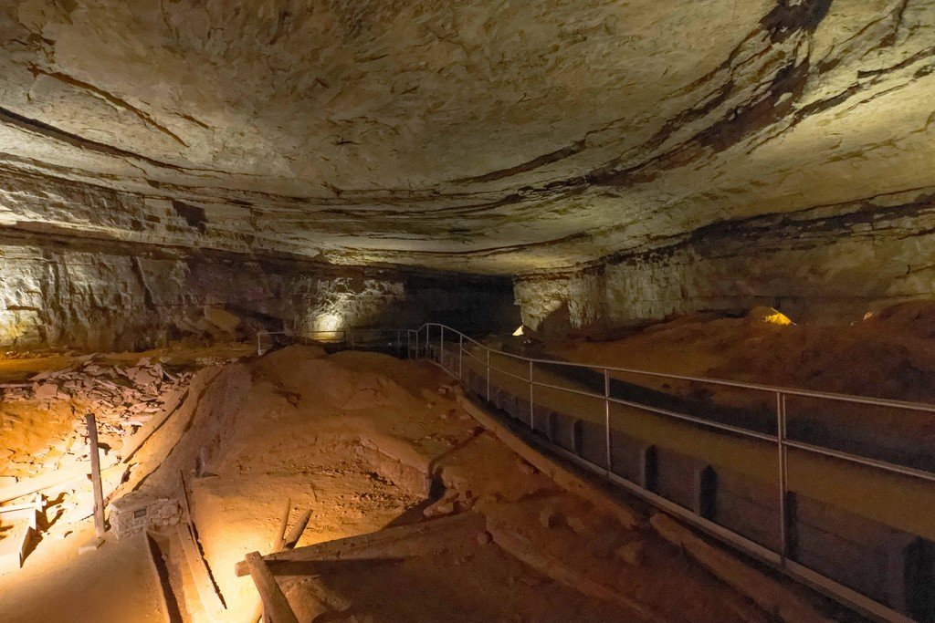 Мамонтова пещера в северной америке. Мамонтова пещера. Мамонтова пещера Кентукки. Флинт Мамонтова. Мамонтова пещера бездонная яма.
