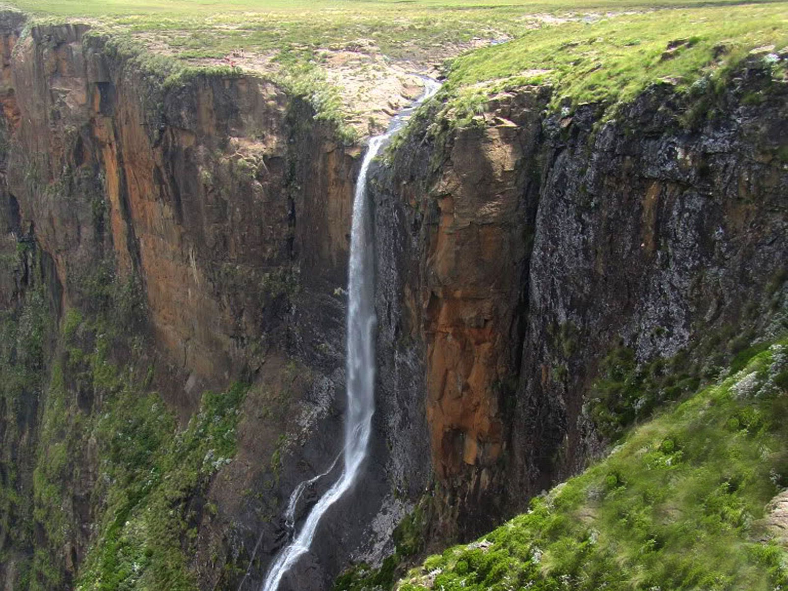 Водопады по высоте в мире. Водопад Тугела ЮАР. Драконовы горы водопад Тугела. Тугела река водопад. Река Тугела ЮАР.