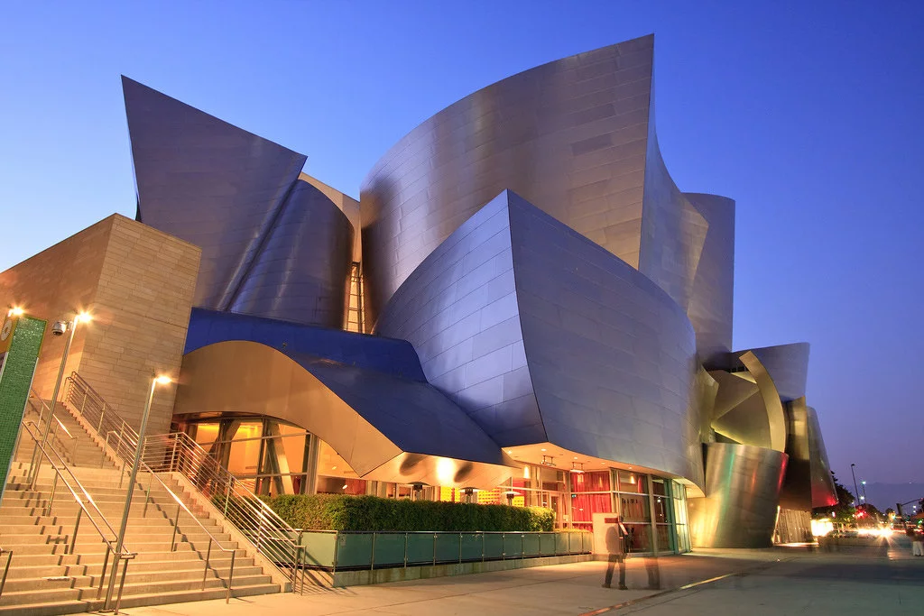 Концертный зал уолта диснея. Фрэнк Гери Деконструктивизм. Фрэнк Гери концертный зал Уолта Диснея. Лос Анджелес концертный зал Уолта Диснея. Зал Уолта Диснея (Лос-Анджелес, США, 2003 Г.).