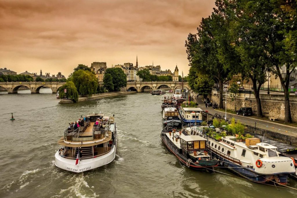 Какая река сена. Река сена во Франции. Река сена в Париже. Лодки в Париже река сена. Река сена палыть.
